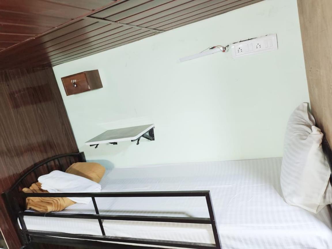 Vakola Dormitory Ac Beds Mumbai Exterior photo