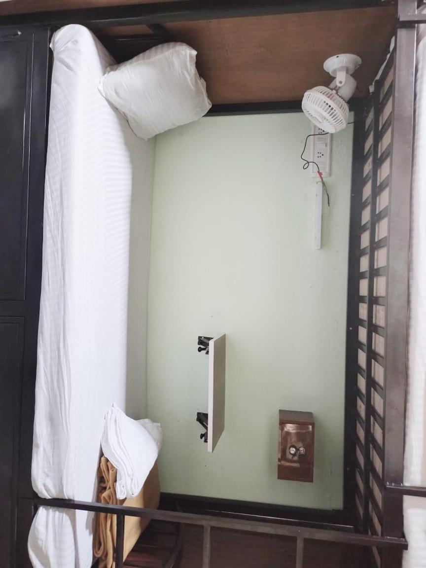 Vakola Dormitory Ac Beds Mumbai Exterior photo